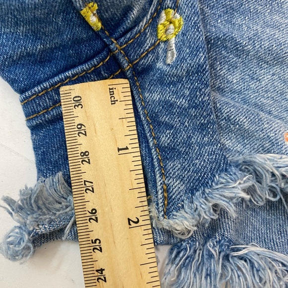 Tinseltown Mushroom Embroidered Frayed Denim Shorts Size 7 - Picture 13 of 13